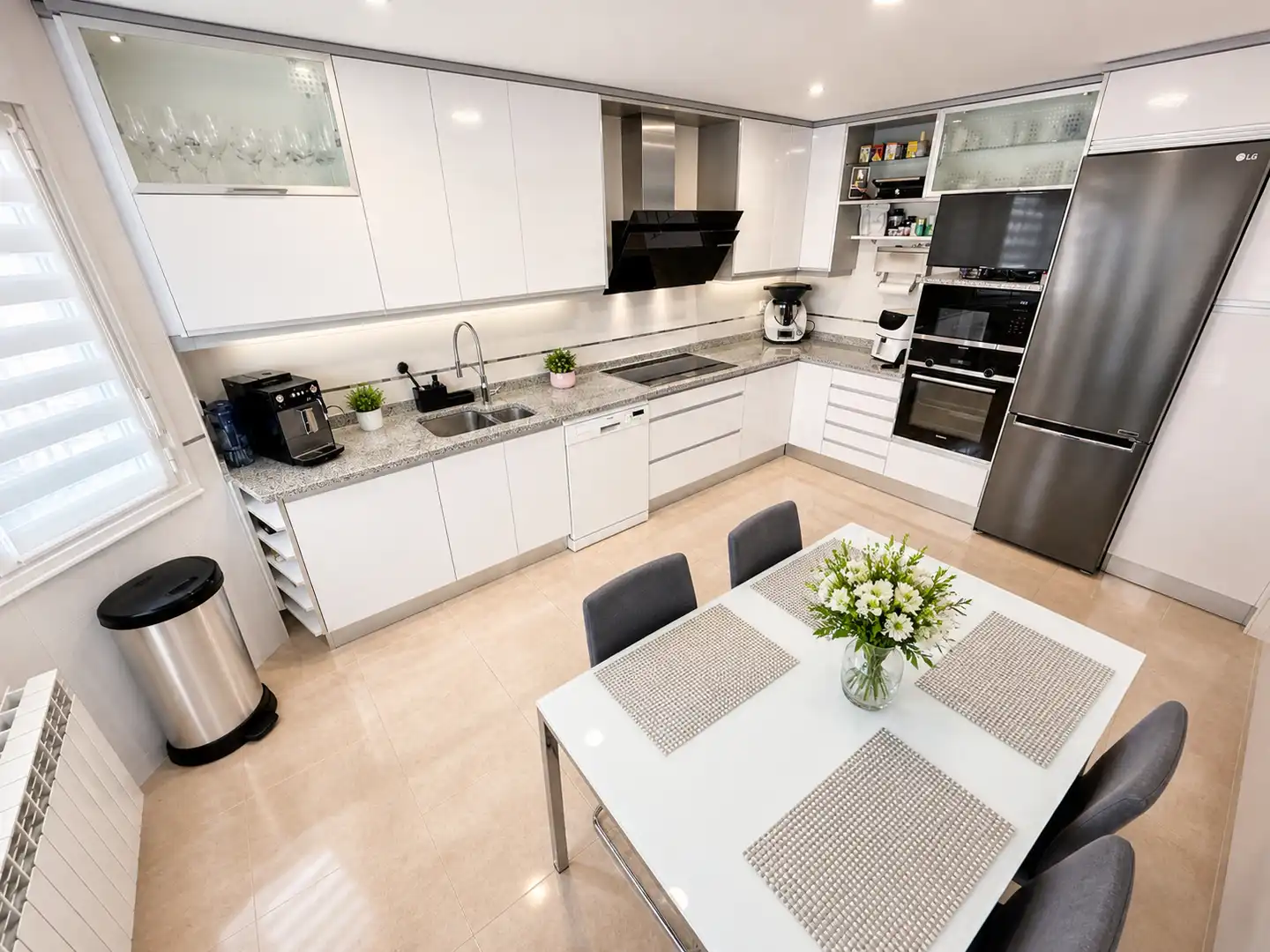 Cocina de Casa o chalet en venta en Serranillos del Valle con Aire acondicionado, Calefacción y Jardín privado