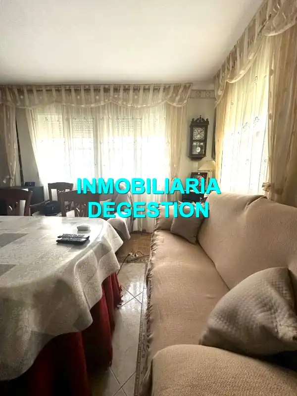 Dormitori de Casa o xalet en venda en Linares amb Aire condicionat, Calefacció i Jardí privat