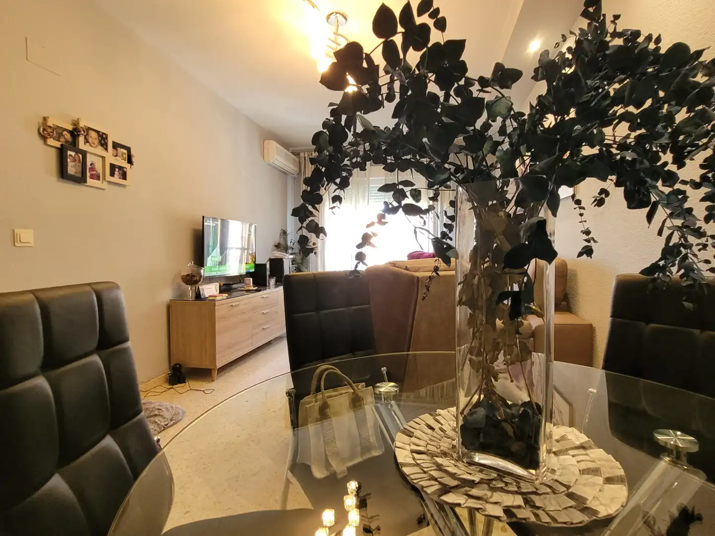 Living room of Flat for sale in Granada  with Air Conditioner, Heating and Storage room