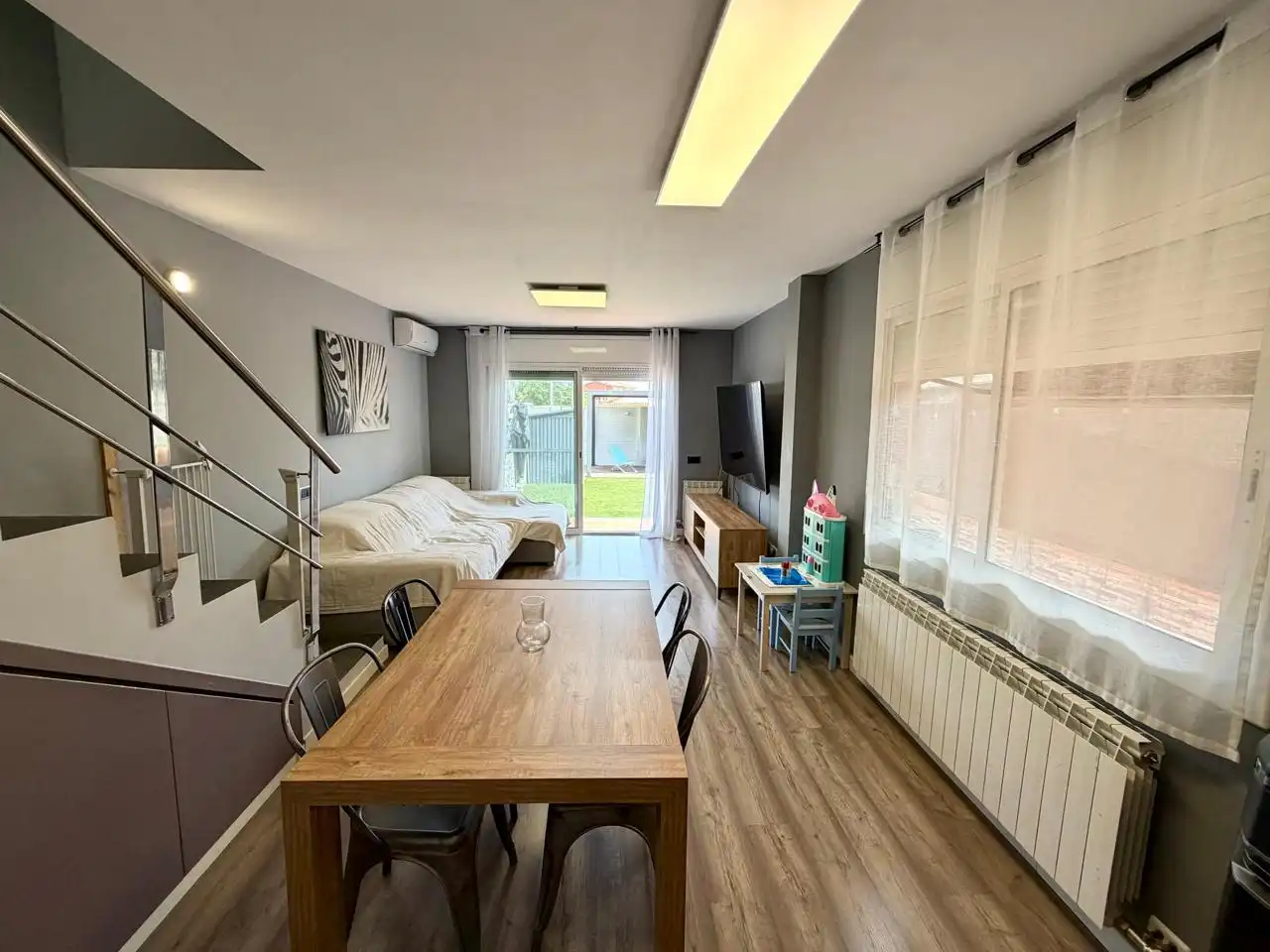 Sala de estar de Casa adosada en venta en Montcada i Reixac con Aire acondicionado, Calefacción y Jardín privado