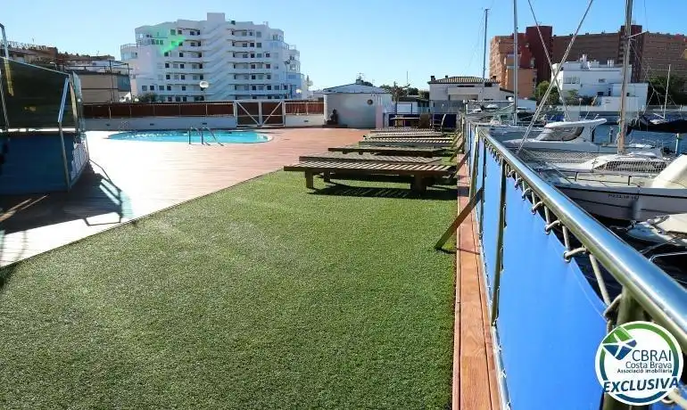 Piscina de Apartament en venda en Roses amb Aire condicionat, Terrassa i Moblat
