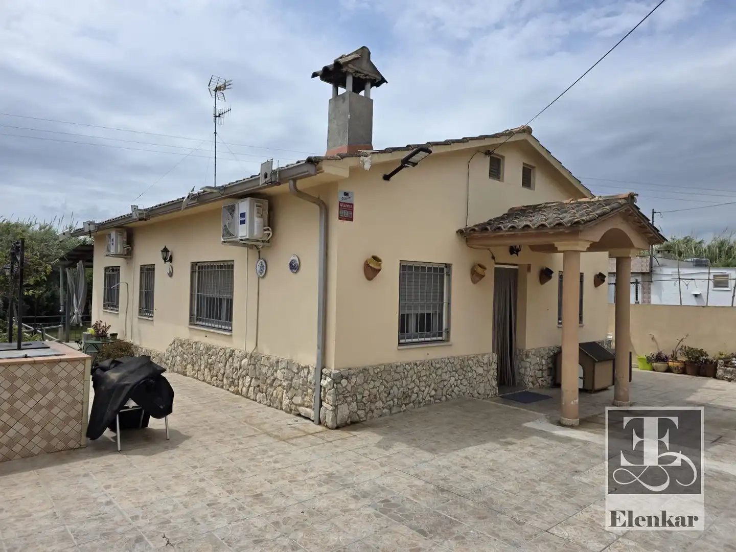 Vista exterior de Casa o xalet en venda en Vilanova i la Geltrú amb Aire condicionat, Calefacció i Jardí privat
