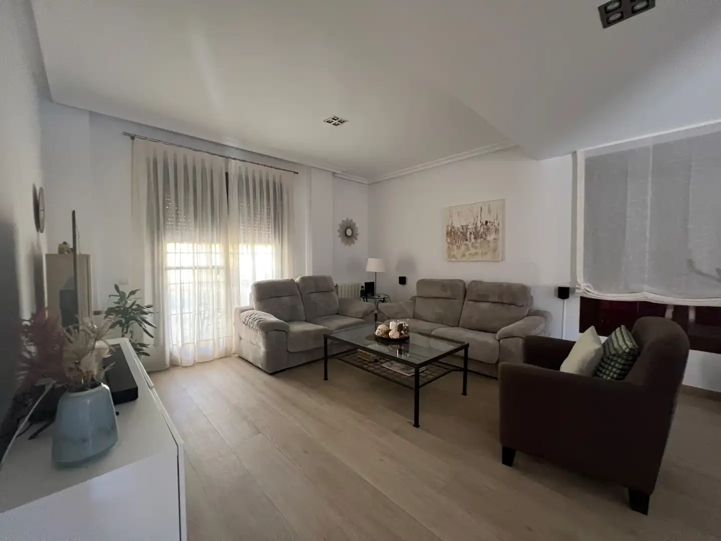 Sala d'estar de Casa adosada en venda en Espartinas amb Aire condicionat, Calefacció i Jardí privat