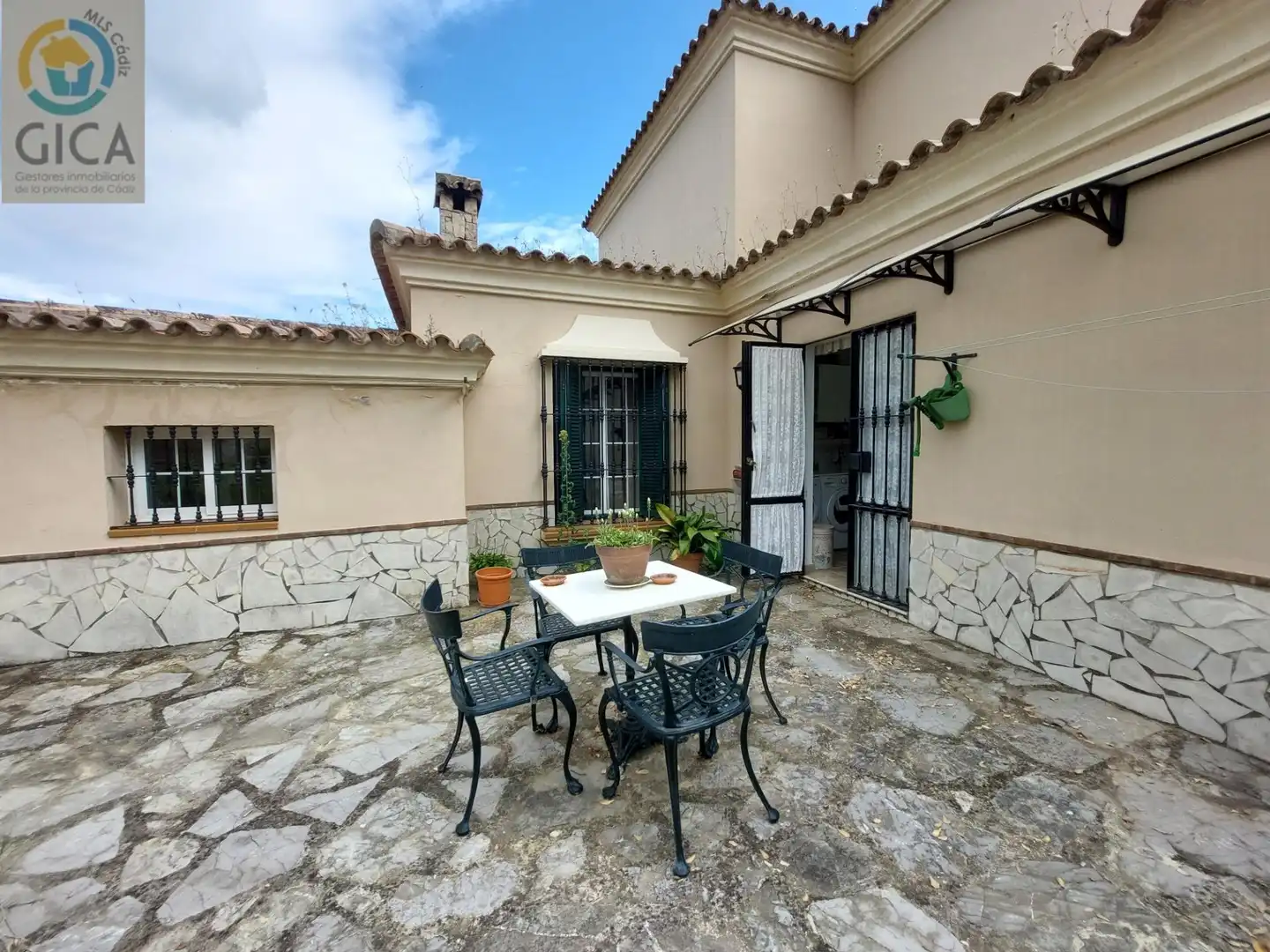 Terrassa de Casa o xalet en venda en Algeciras amb Aire condicionat, Jardí privat i Piscina
