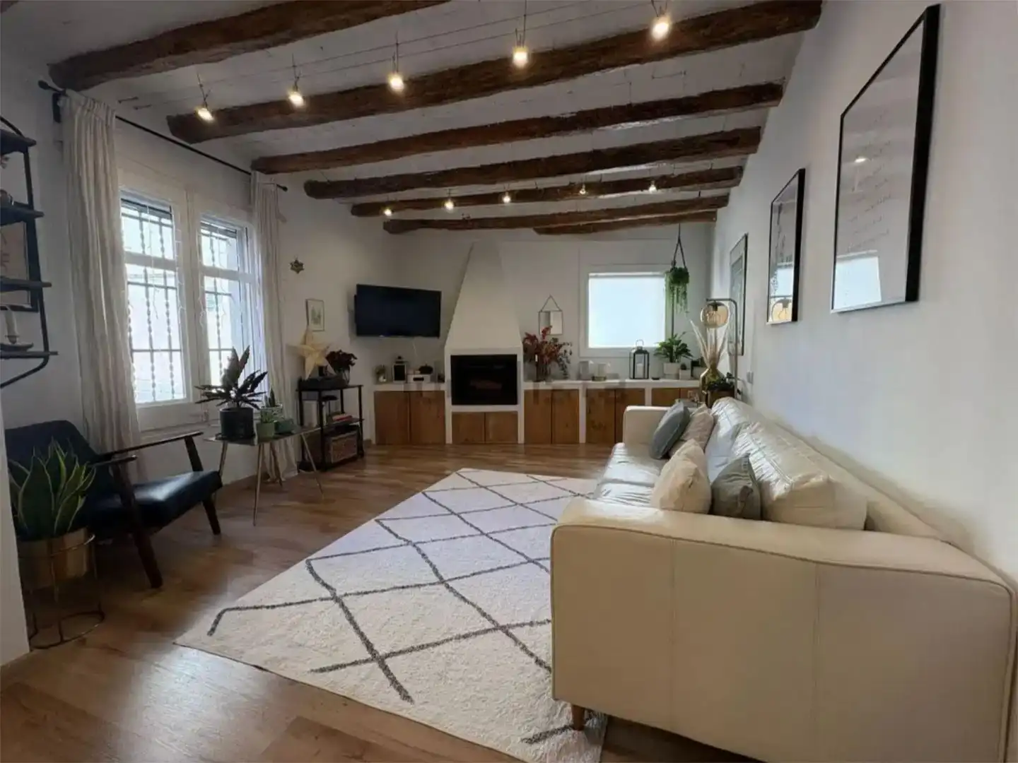 Sala d'estar de Finca rústica en venda en Molins de Rei amb Aire condicionat i Balcó