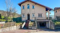 Vista exterior de Casa o xalet en venda en Santiurde de Toranzo amb Calefacció, Jardí privat i Terrassa