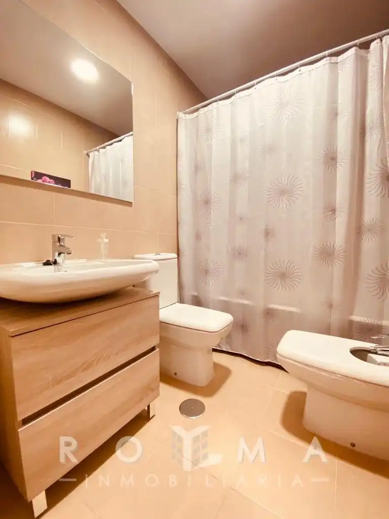Badezimmer von Wohnung zur Miete in Dos Hermanas mit Klimaanlage, Abstellraum und Balkon