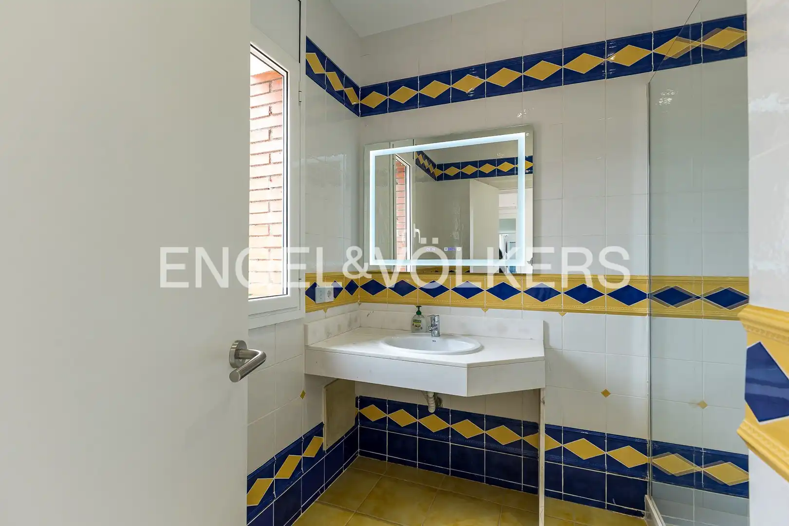 Baño de Casa o chalet de alquiler en Corbera de Llobregat con Aire acondicionado, Calefacción y Jardín privado