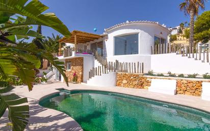 Vista exterior de Casa o xalet en venda en Moraira amb Aire condicionat, Terrassa i Piscina