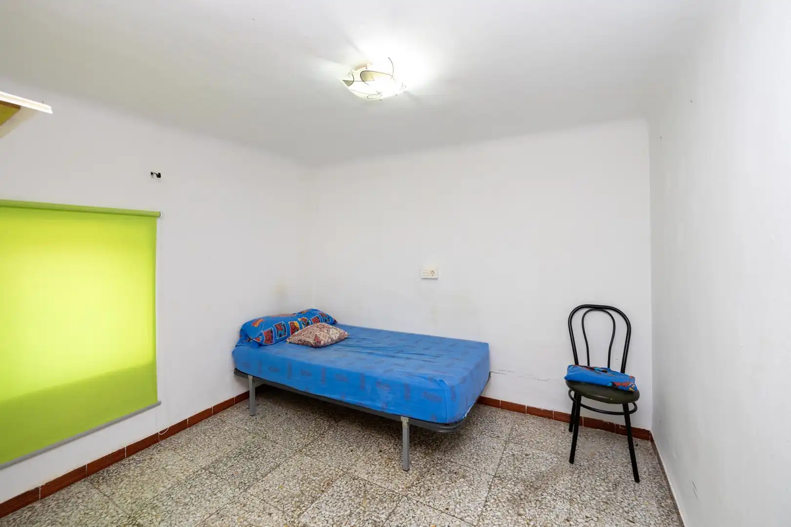 Habitación de Local en venta en Huélago