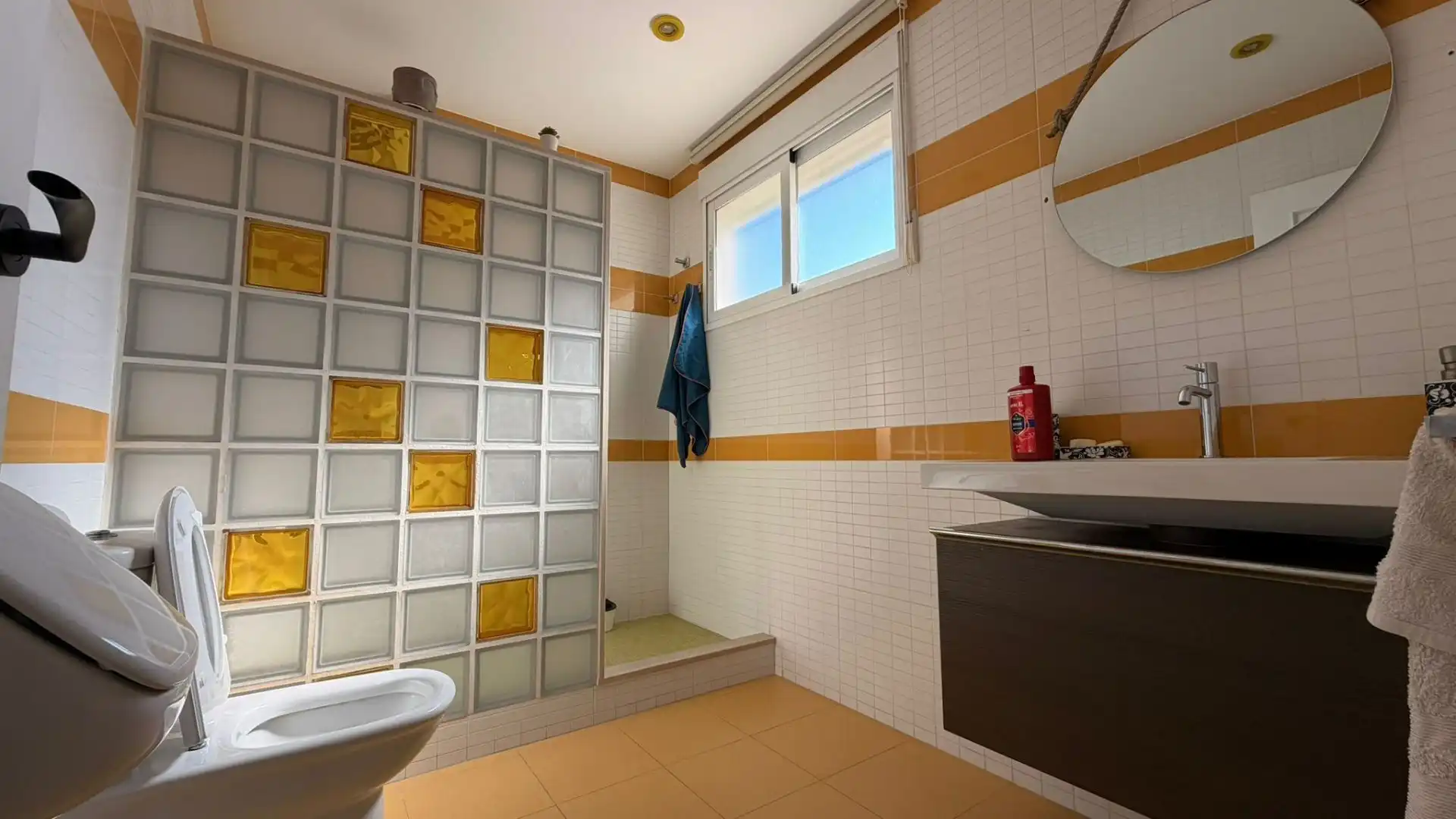 Badezimmer von Einfamilien-Reihenhaus zum Verkauf in Villanueva de Castellón mit Klimaanlage und Abstellraum
