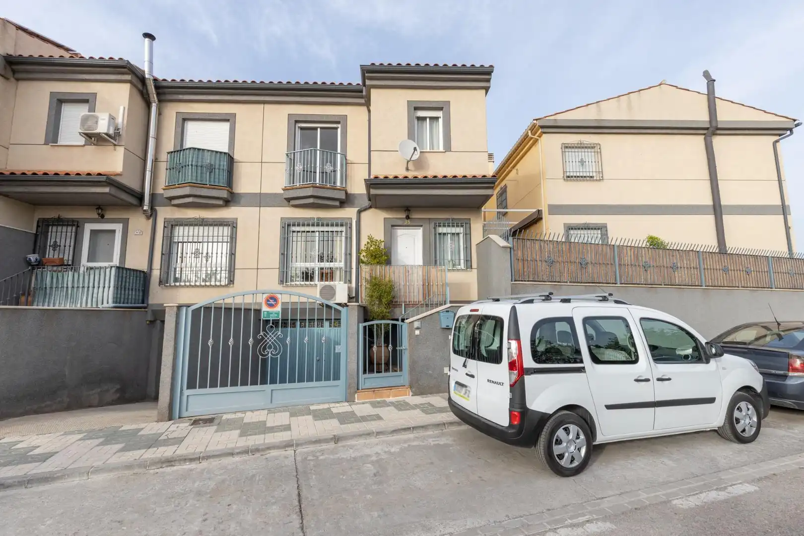 Vista exterior de Casa adosada en venta en Maracena con Aire acondicionado, Amueblado y Balcón