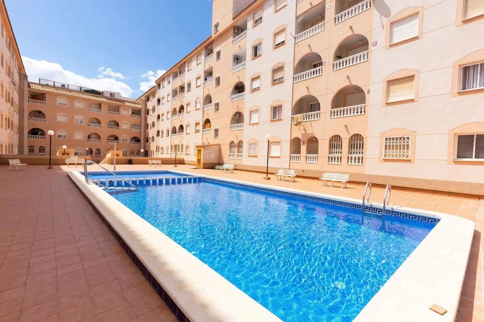 Schwimmbecken von Wohnung zum Verkauf in Torrevieja mit Klimaanlage, Terrasse und Schwimmbad