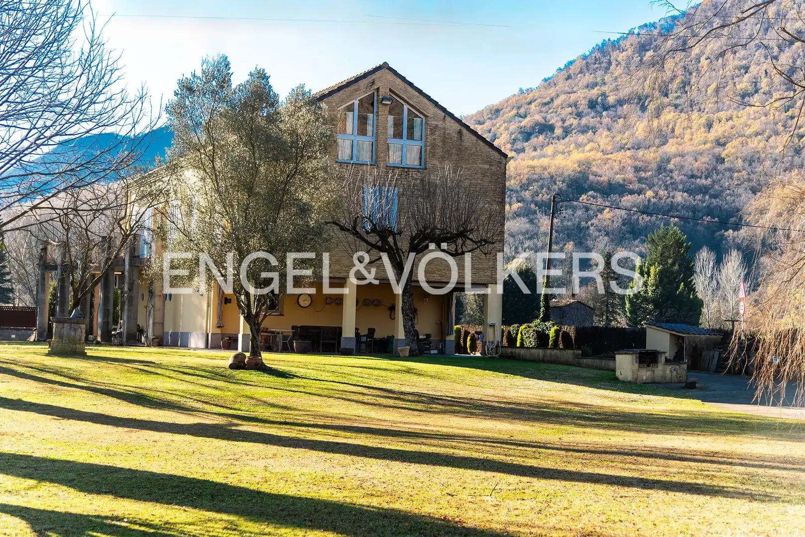Vista exterior de Casa o xalet en venda en La Vall d'en Bas amb Aire condicionat, Calefacció i Jardí privat