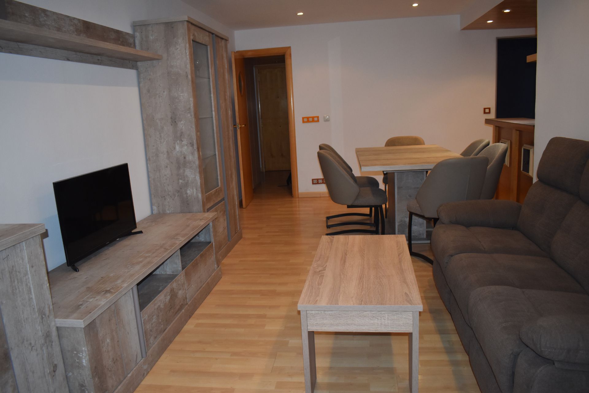 Sala d'estar de Pis en venda en Santa Coloma de Gramenet amb Aire condicionat, Parquet i Moblat