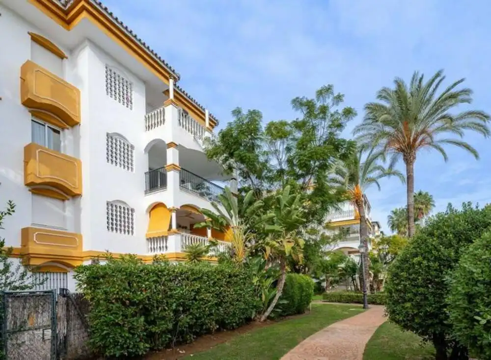 Vista exterior de Planta baixa de lloguer en Marbella amb Terrassa, Piscina i Piscina comunitària