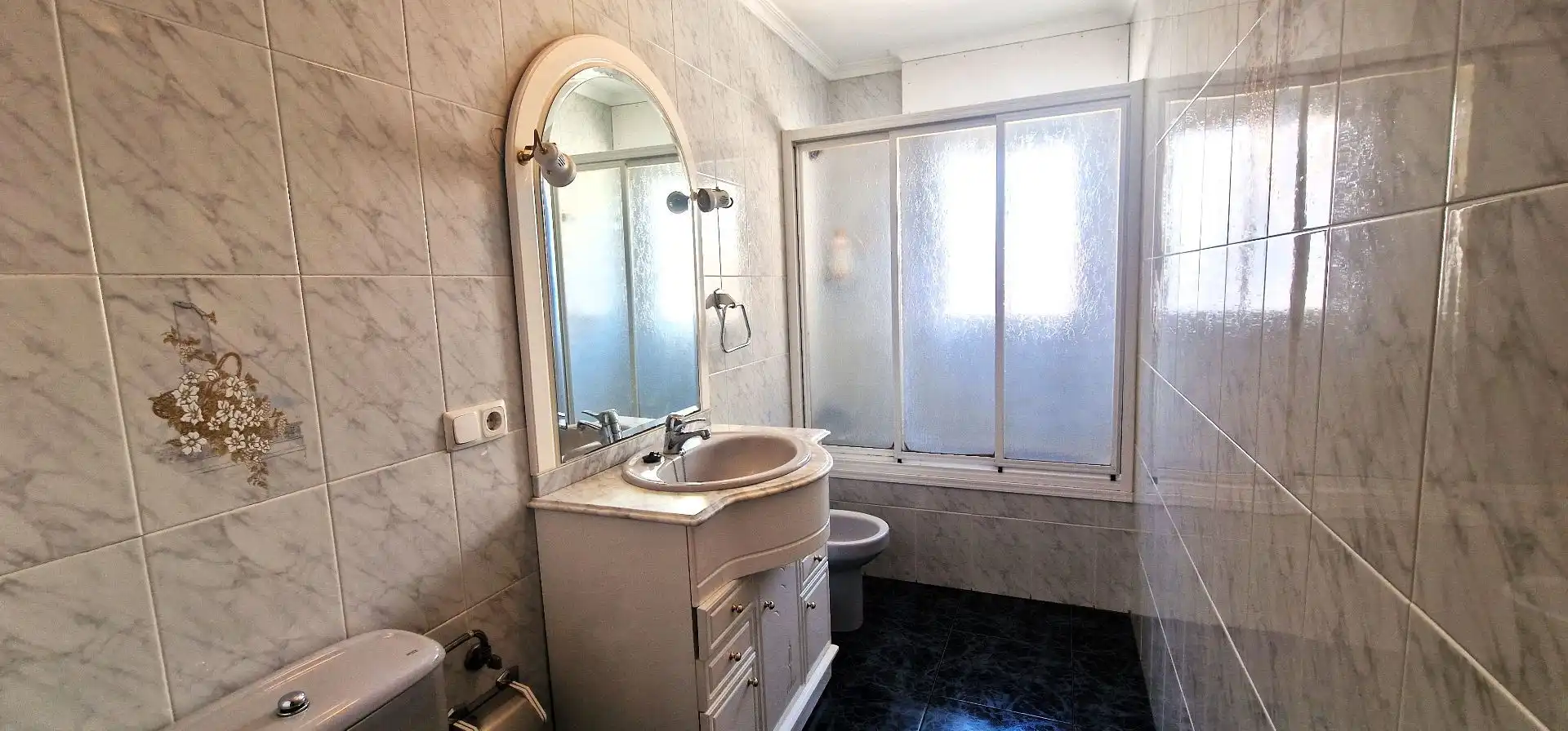 Baño de Piso en venta en Aldeanueva de la Vera con Aire acondicionado, Terraza y Amueblado