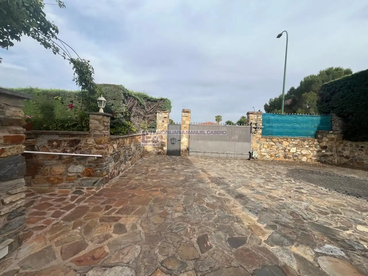 Vista exterior de Casa o xalet en venda en Cáceres amb Calefacció, Jardí privat i Terrassa