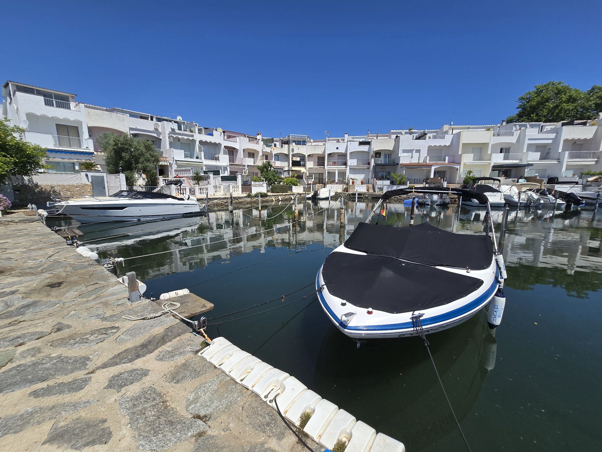 Exterior view of Single-family semi-detached for sale in Empuriabrava  with Air Conditioner, Heating and Parquet flooring