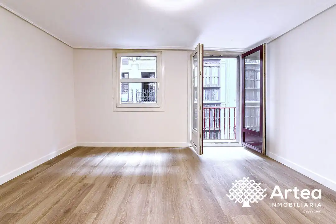 Habitación de Piso en venta en Bilbao  con Balcón y Alarma