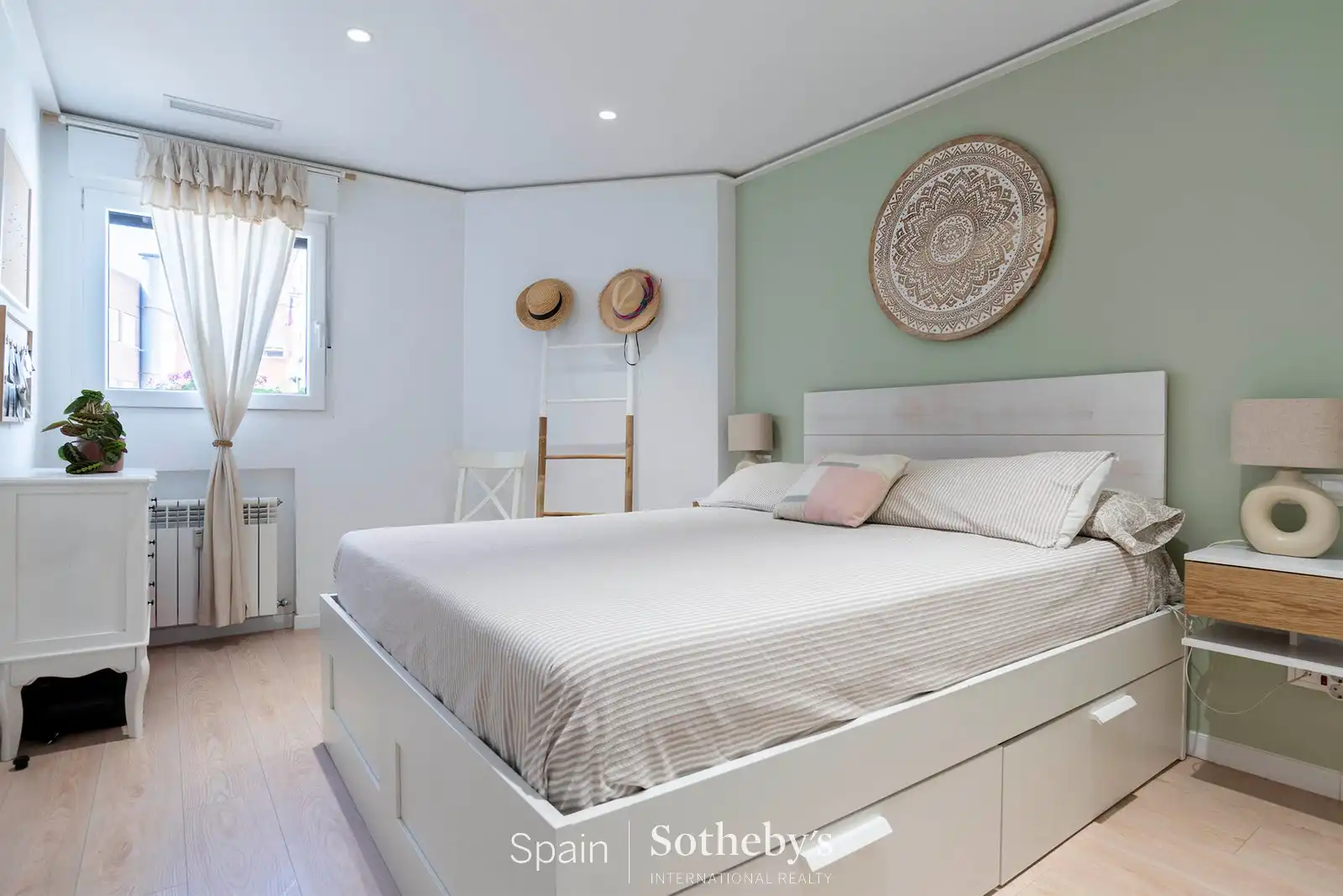 Dormitori de Apartament en venda en Madrid amb Aire condicionat, Calefacció i Terrassa