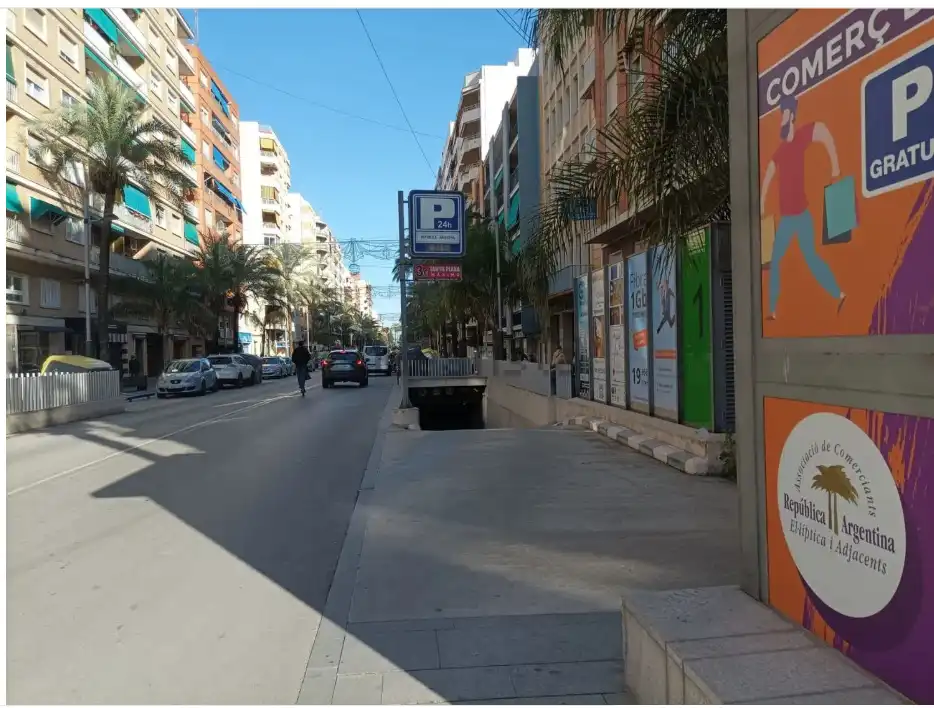 Aparcament amb ascensor en venda a Avinguda de la República Argentina, imagen 2