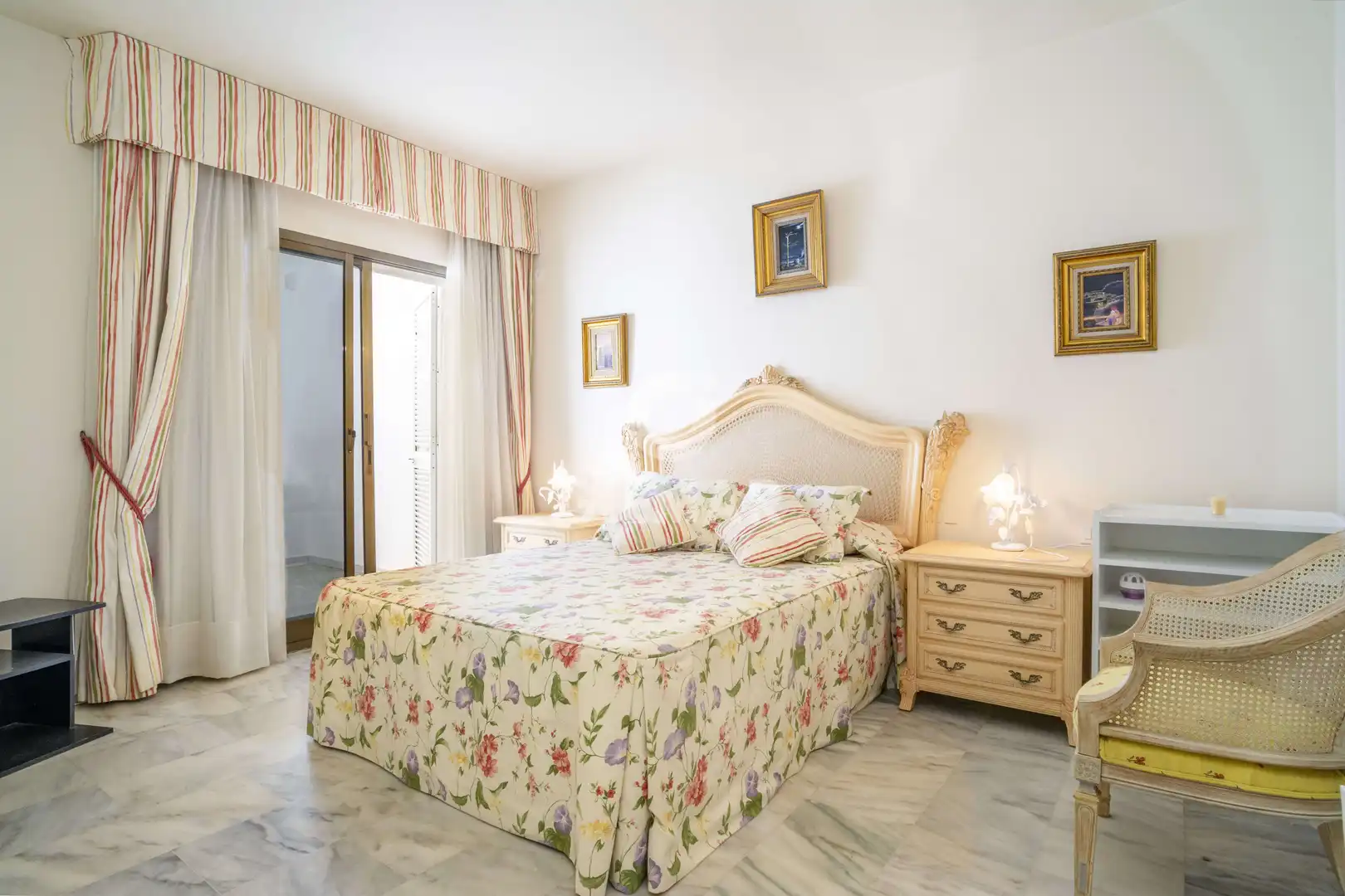 Schlafzimmer von Einfamilien-Reihenhaus zum Verkauf in Marbella mit Heizung, Privatgarten und Schwimmbad
