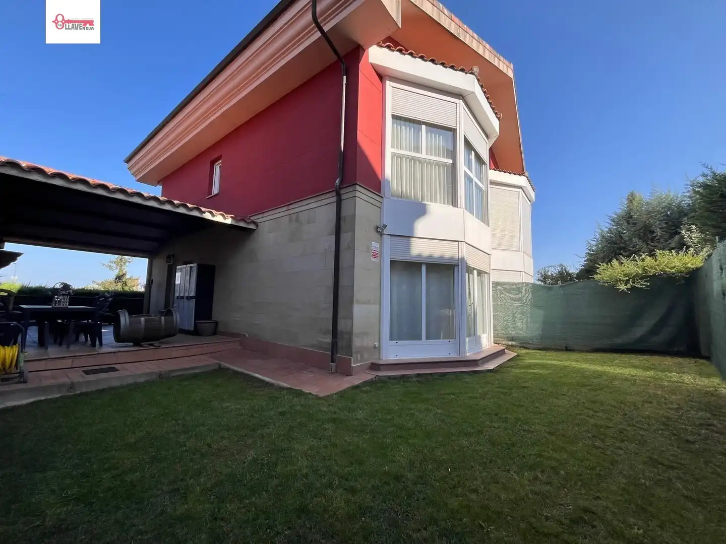Vista exterior de Casa adosada en venta en Cardeñajimeno con Calefacción, Jardín privado y Parquet