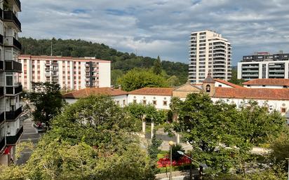 Außenansicht von Wohnung zum verkauf in Lasarte-Oria mit Balkon