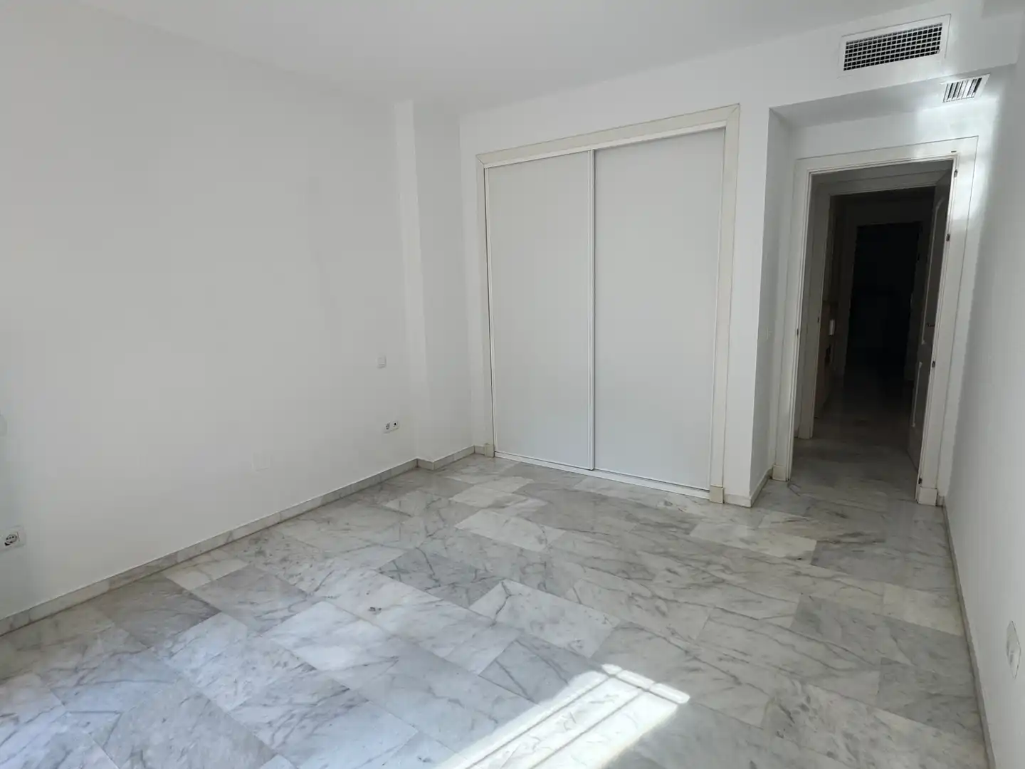 Erdgeschoss zum Verkauf in Marbella mit Klimaanlage, Privatgarten und Abstellraum
