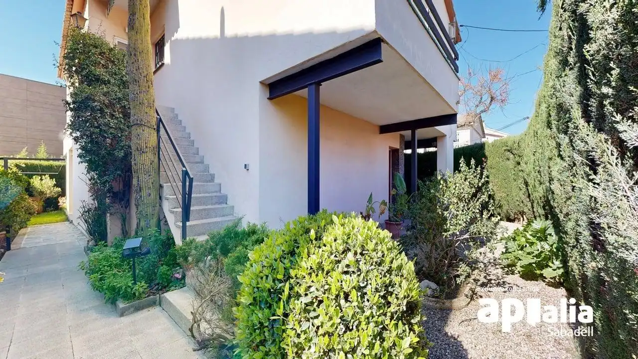 Vista exterior de Casa o xalet en venda en Barberà del Vallès amb Calefacció, Jardí privat i Terrassa