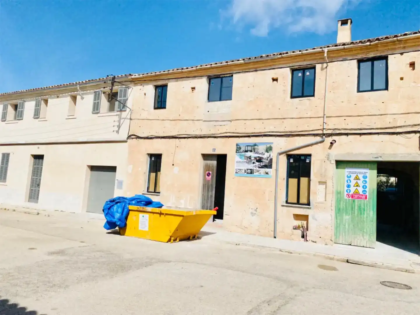 Vista exterior de Casa adosada en venda en Ses Salines amb Aire condicionat, Piscina i Balcó