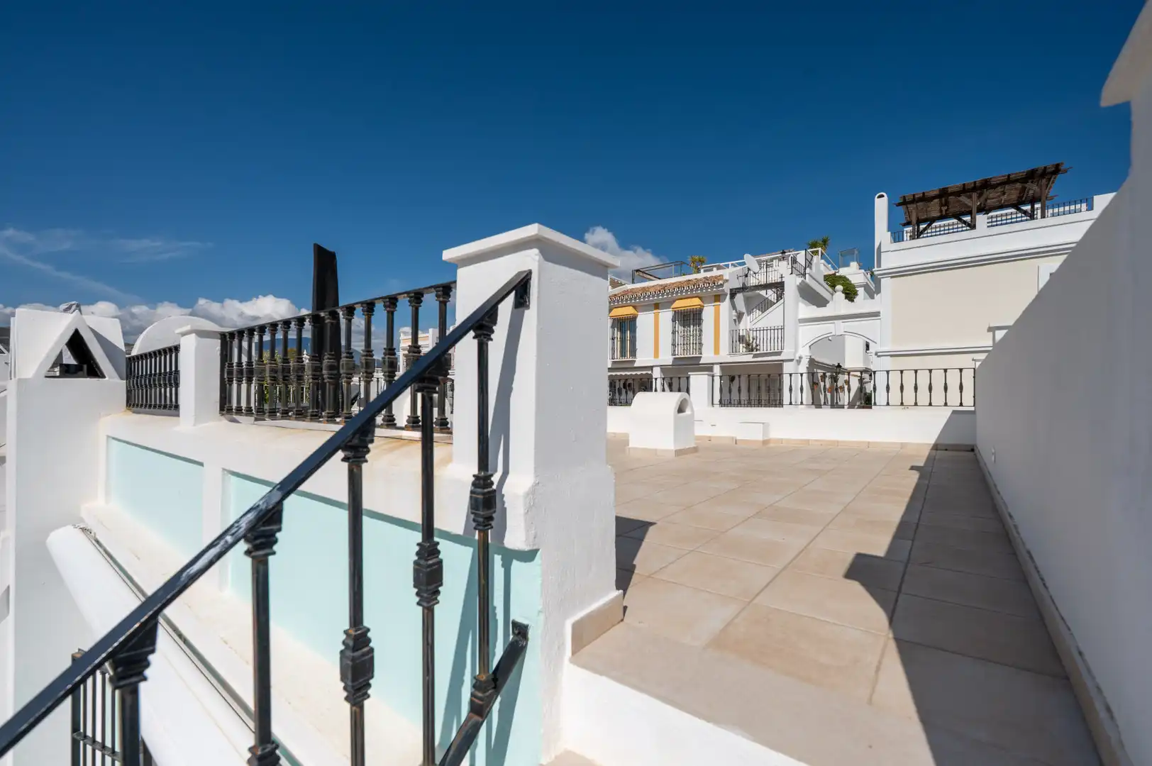 Vista exterior de Casa adosada en venta en Marbella con Aire acondicionado, Terraza y Piscina