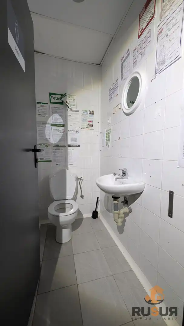Baño de Local de alquiler en Corvera de Toranzo con Aire acondicionado