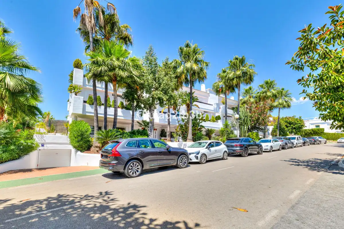 Exterior view of Apartments for sale in Nueva Andalucía