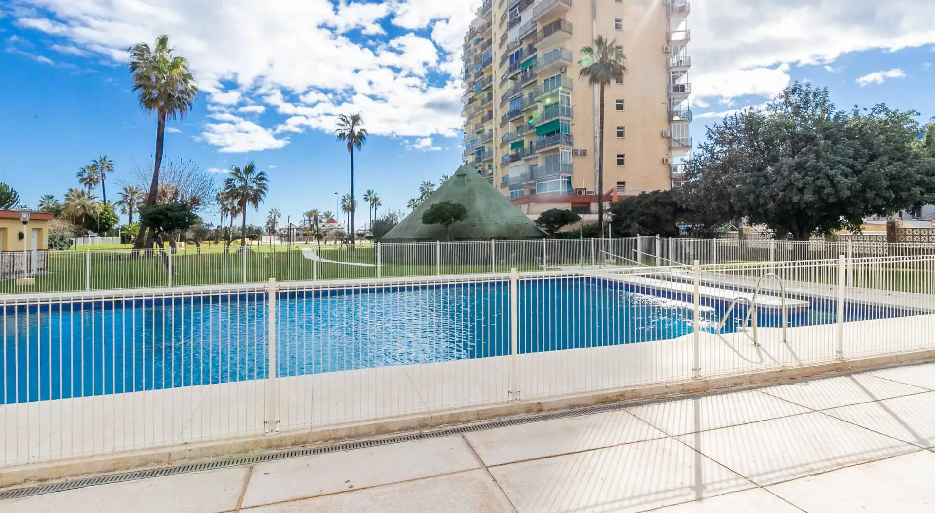 Piscina de Estudi en venda en Benalmádena amb Aire condicionat, Terrassa i Moblat