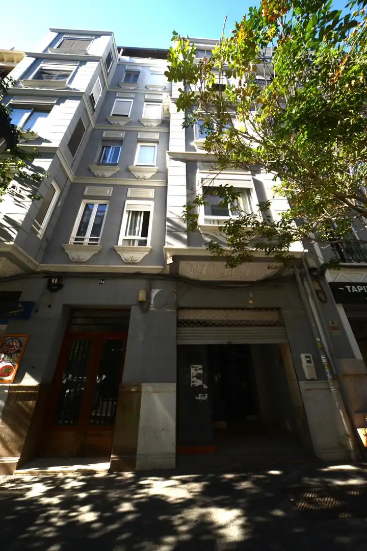 Vista exterior de Local en venda en L'Eixample