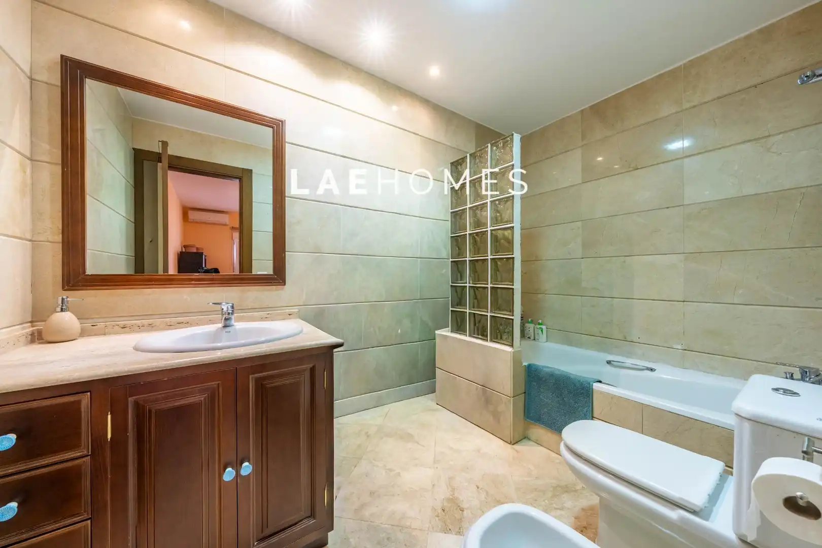 Baño de Apartamento en venta en Marbella con Jardín privado, Terraza y Piscina comunitaria