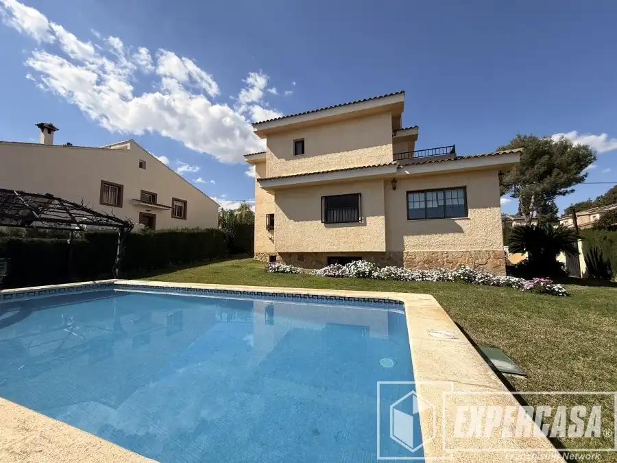 Vista exterior de Casa o xalet en venda en Riba-roja de Túria amb Aire condicionat, Calefacció i Terrassa