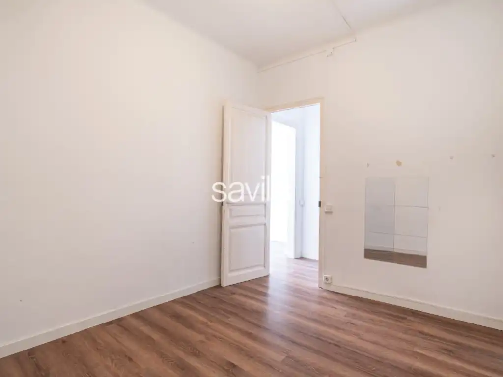 Dormitori de Apartament en venda en Barcelona amb Aire condicionat i Balcó