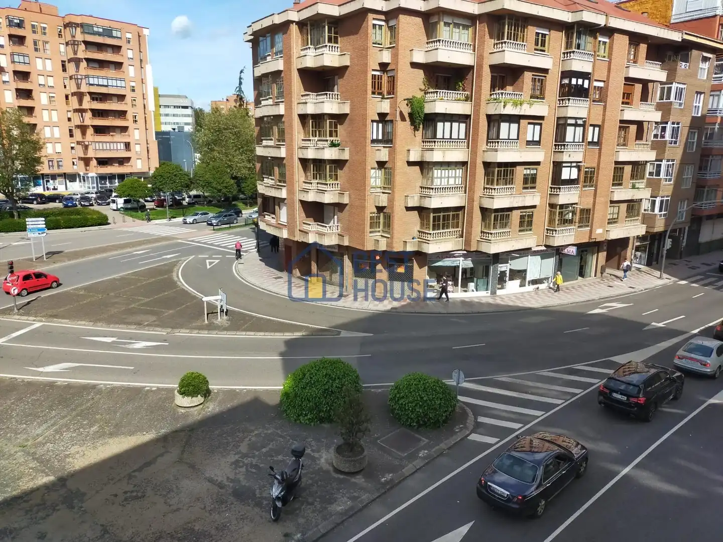 Vista exterior de Piso en venta en León Capital  con Calefacción, Terraza y Trastero