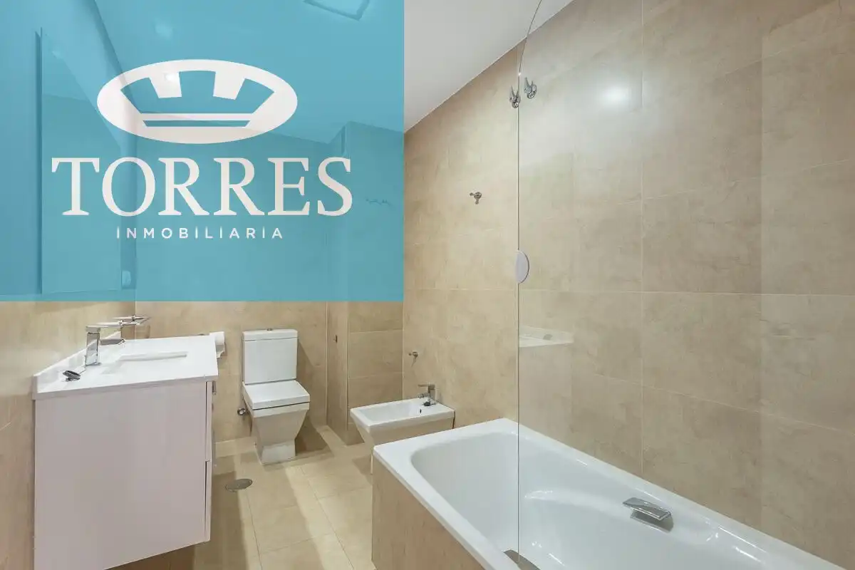 Bathroom of Flat for rent in Granada  with Air Conditioner and Heating