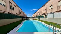 Piscina de Casa adosada en venda en La Pobla de Vallbona amb Aire condicionat, Calefacció i Jardí privat
