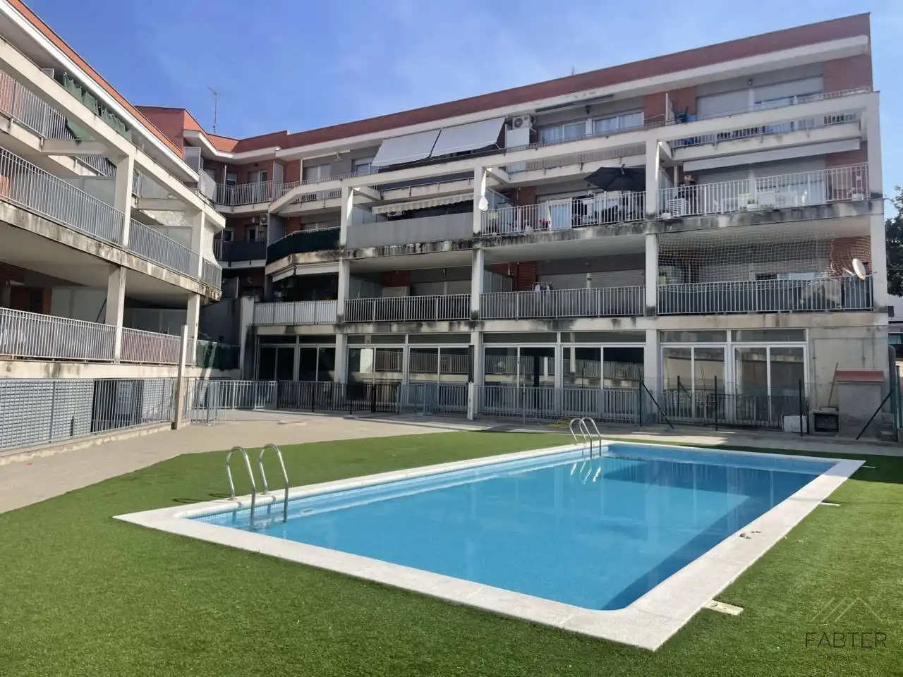Piscina de Apartament en venda en Sant Feliu de Codines amb Aire condicionat, Calefacció i Traster