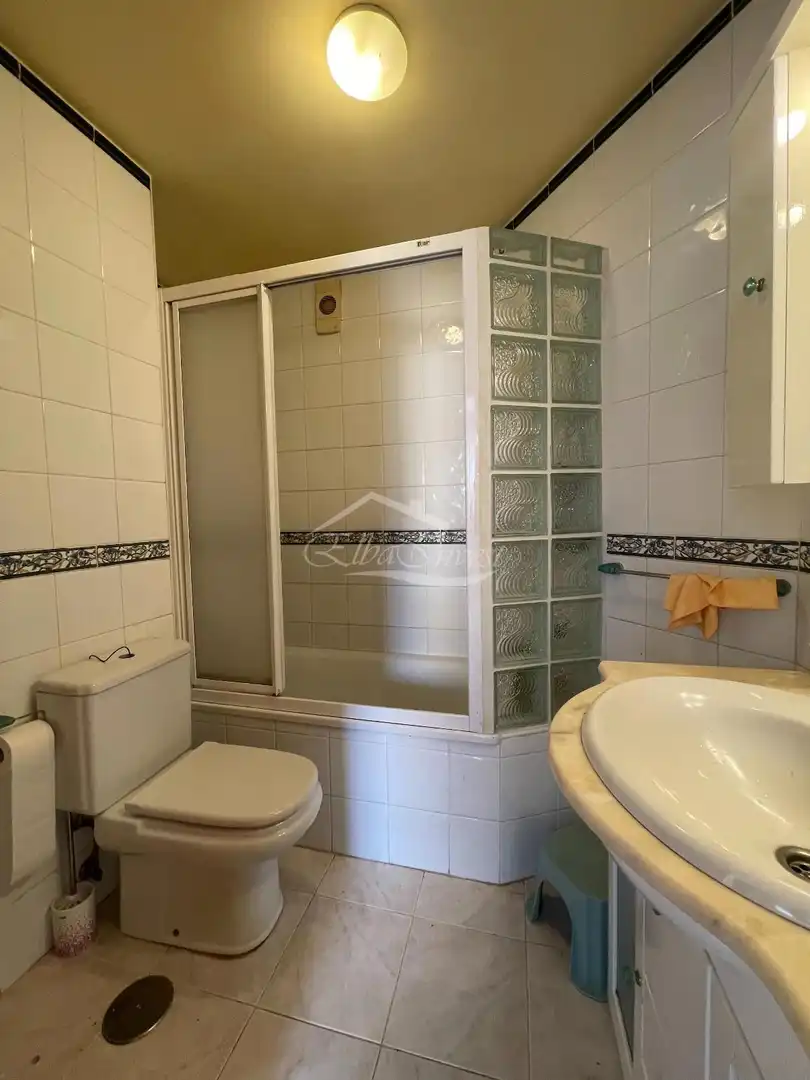 Baño de Piso en venta en Adeje con Terraza, Trastero y Amueblado