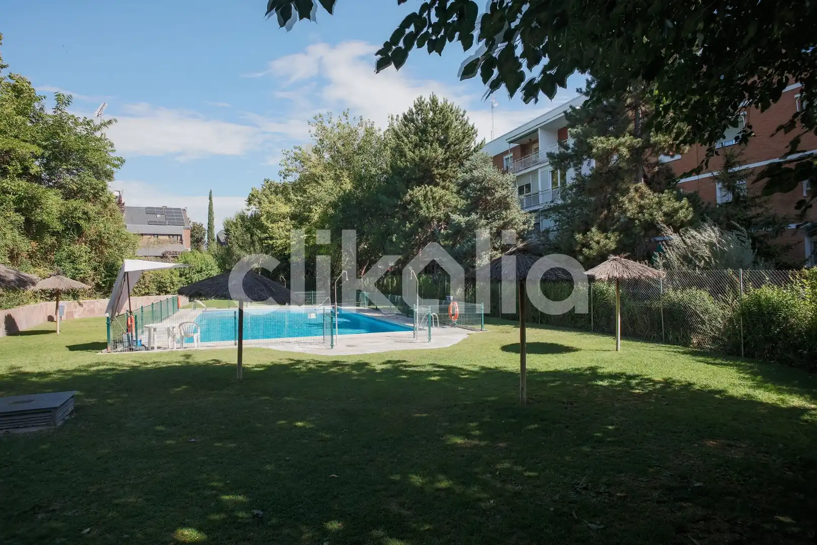 Piscina de Pis en venda en Madrid amb Aire condicionat, Calefacció i Jardí privat