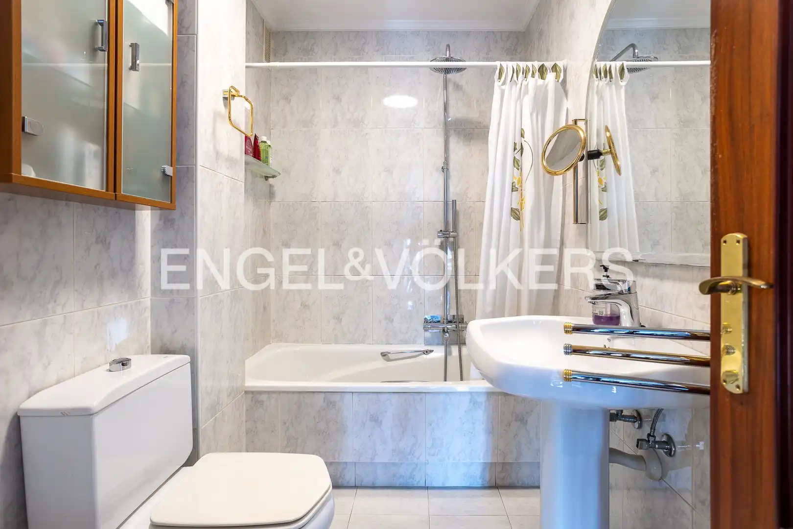 Badezimmer von Einfamilien-Reihenhaus zum Verkauf in Santander mit Heizung, Privatgarten und Terrasse