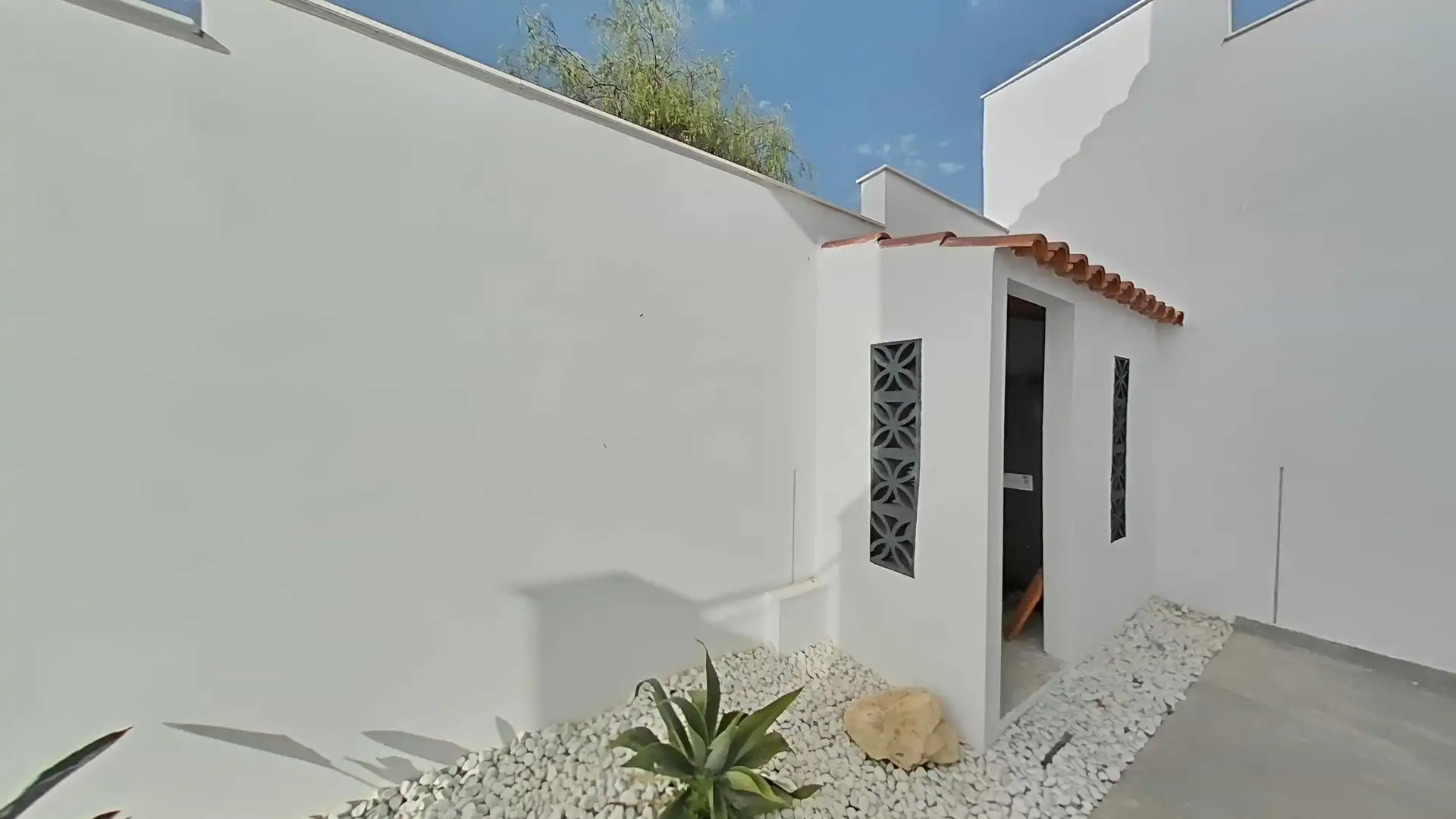 Vista exterior de Casa o xalet en venda en Manilva amb Aire condicionat, Calefacció i Jardí privat
