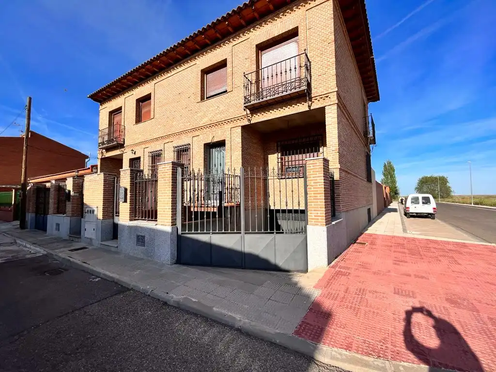 Vista exterior de Casa o xalet en venda en Fuensalida amb Traster i Balcó