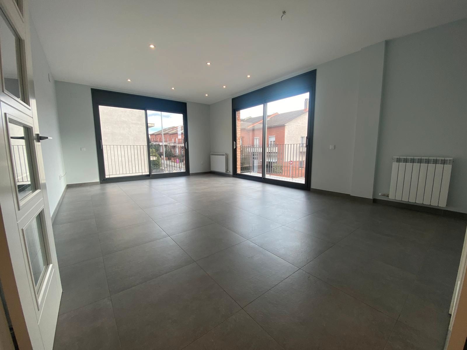 Sala d'estar de Casa adosada en venda en Vic amb Calefacció, Jardí privat i Terrassa